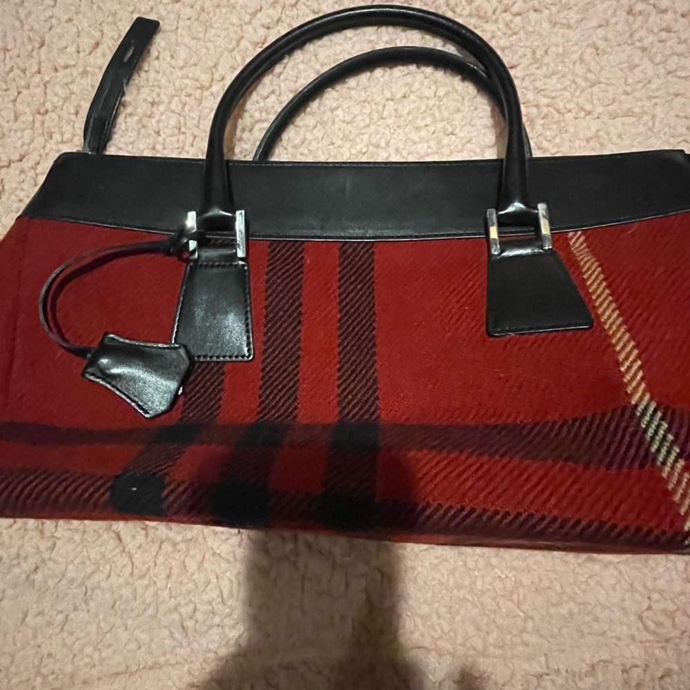 BURBERRY TOTE. FUN FLANNEL DESIGN INCLUDED FOR THE LOCK. Multiple pockets